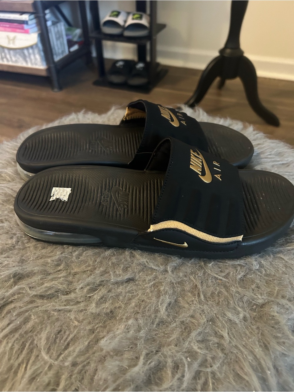 Women’s Nike Air Black and Gold Sz 8 Camden Slide Sandals - Picture 3 of 6
